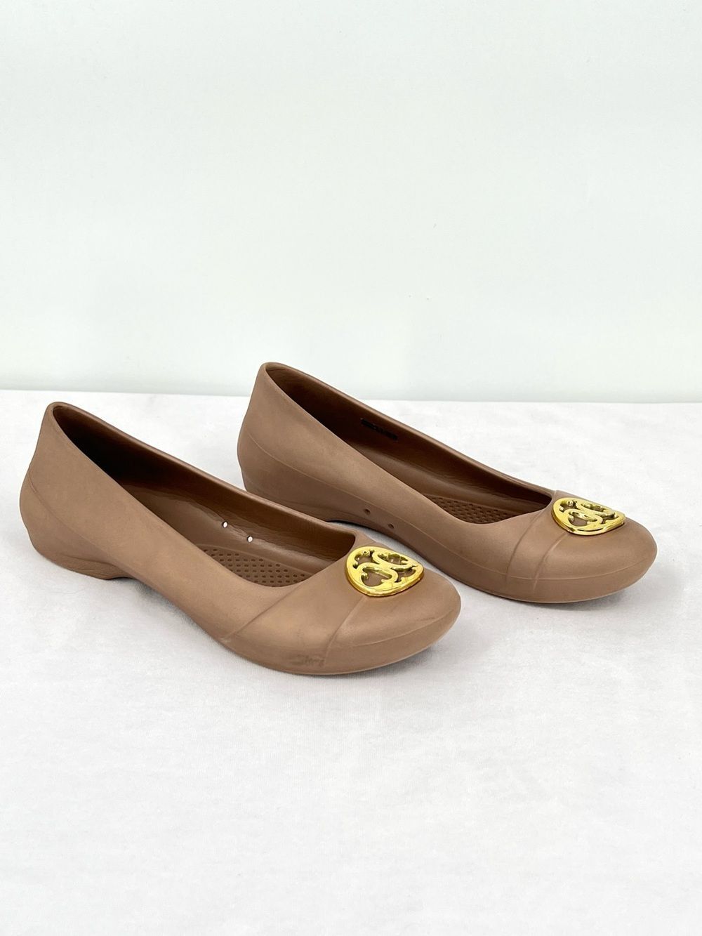 Crocs Gianna Disc Ballet Flats Taupe Gold Medallion Comfort Shoes Women’s 9